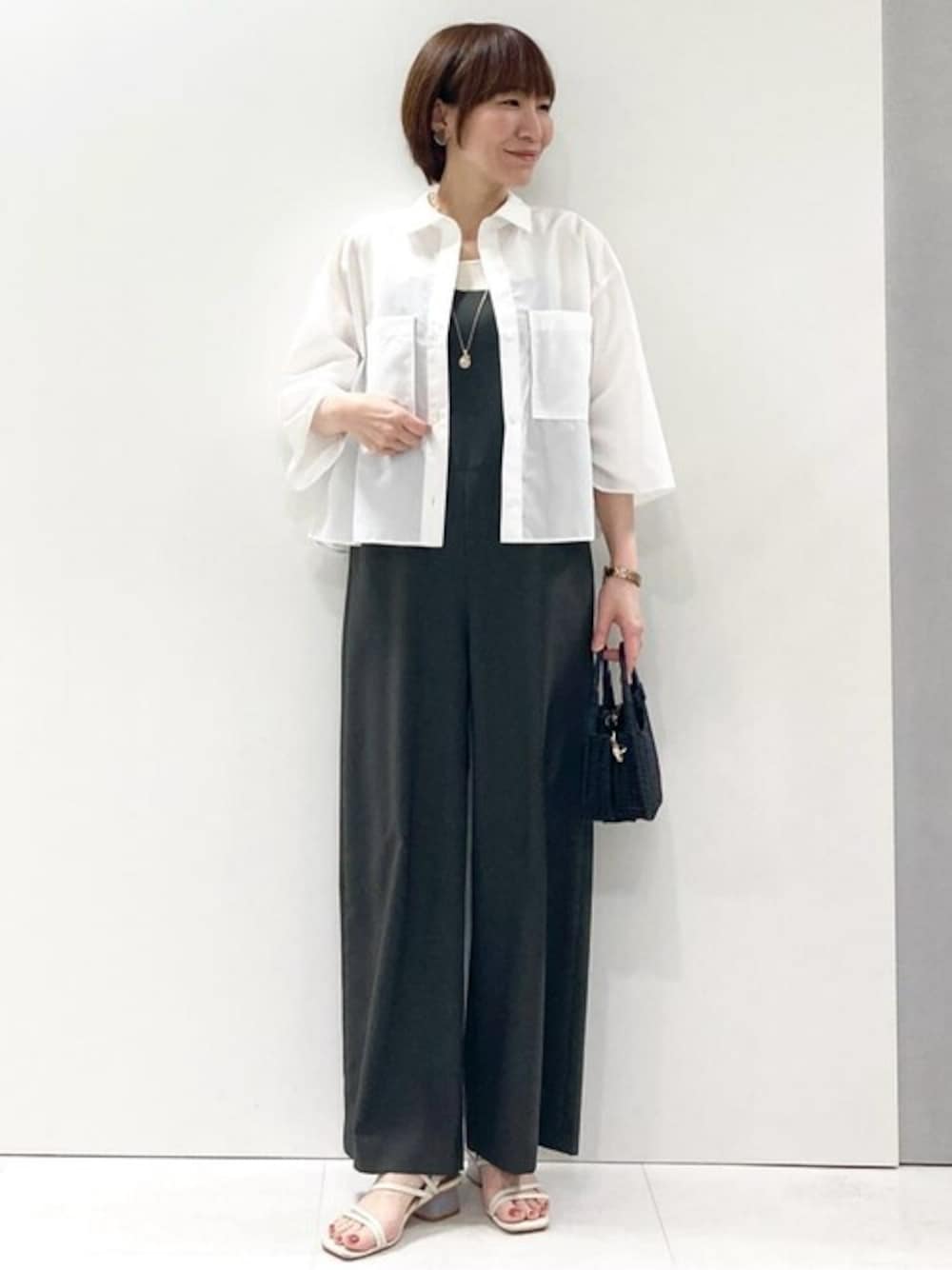 「オールインワン、オーバーオール、大人カジュアル、シャツスタイル、夏服、半袖、MK MICHEL KLEIN、MKミッシェルクラン」｜「MK MICHEL KLEINのコットンライククロップドシャツブラウス/洗える（シャツ/ブラウス、ホワイト系）」を使った、MKミッシェルクランさん（レディース・157cm）の春コーディネートの1枚目の写真