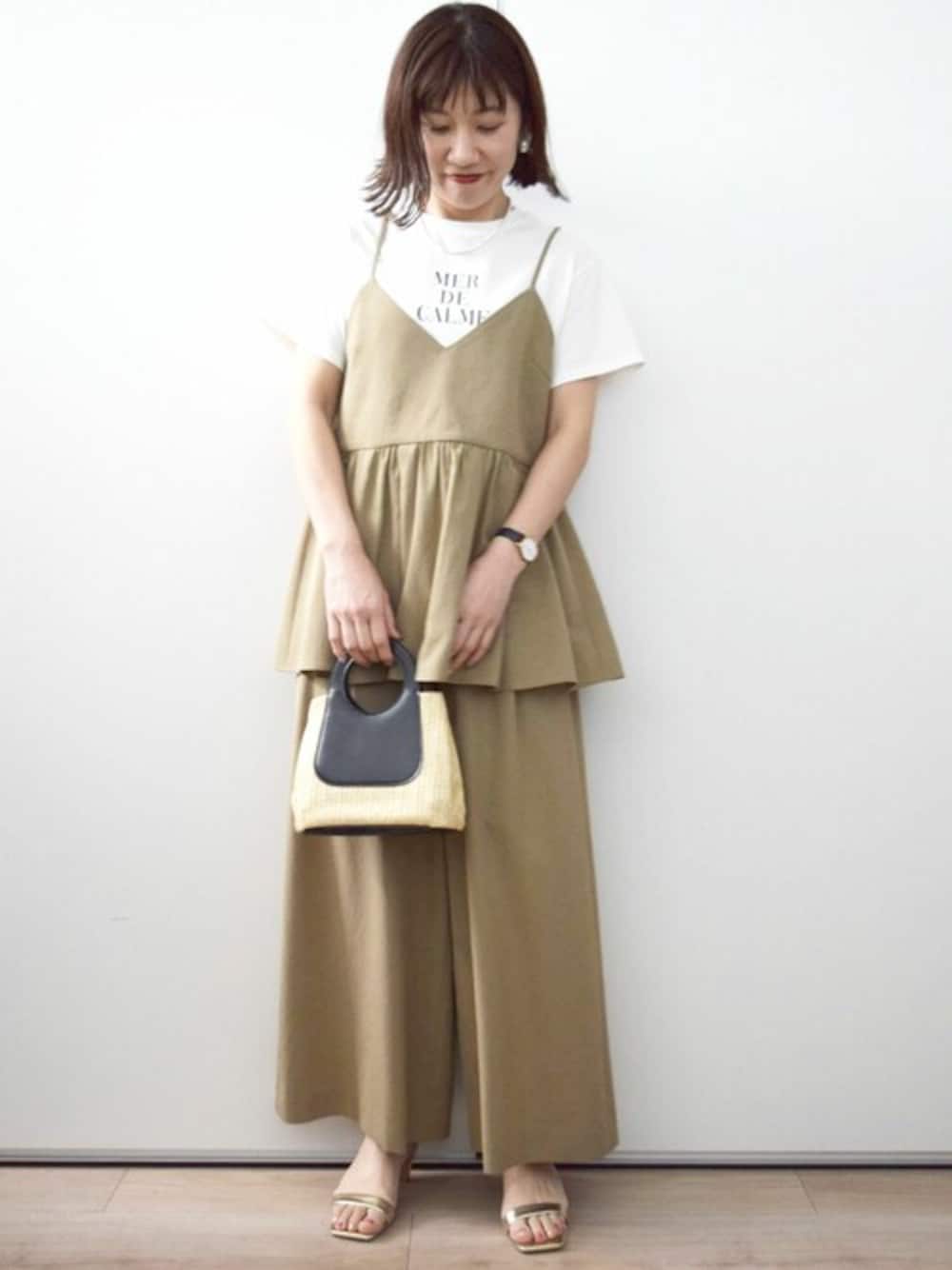「セットアップ、Tシャツ、大人カジュアル、ビスチェ、夏服、半袖、MK MICHEL KLEIN、MKミッシェルクラン」｜「MK MICHEL KLEINのドライリネンライクキャミソールビスチェ/洗える（キャミソール、グリーン系）」を使った、MKミッシェルクランさん（レディース・163cm）の春コーディネートの1枚目の写真