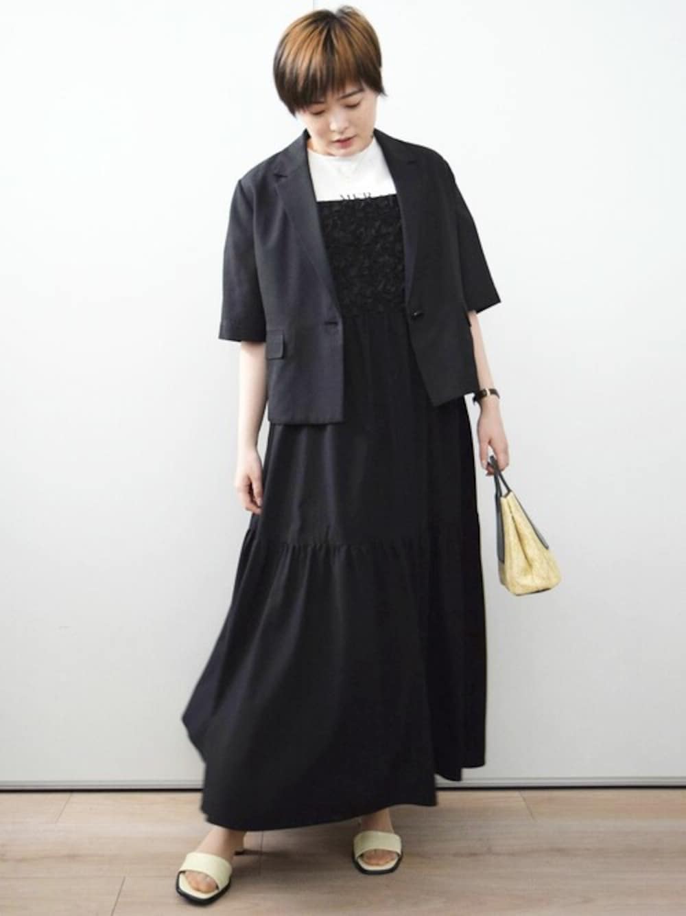 「ジャケット、ワンピース、夏服、半袖、キャミワンピース、MK MICHEL KLEIN、MKミッシェルクラン」｜「MK MICHEL KLEINのドライタッチハーフスリーブジャケット/洗える（テーラードジャケット、ブラック系）」を使った、MKミッシェルクランさん（レディース・158cm）の春コーディネートの1枚目の写真