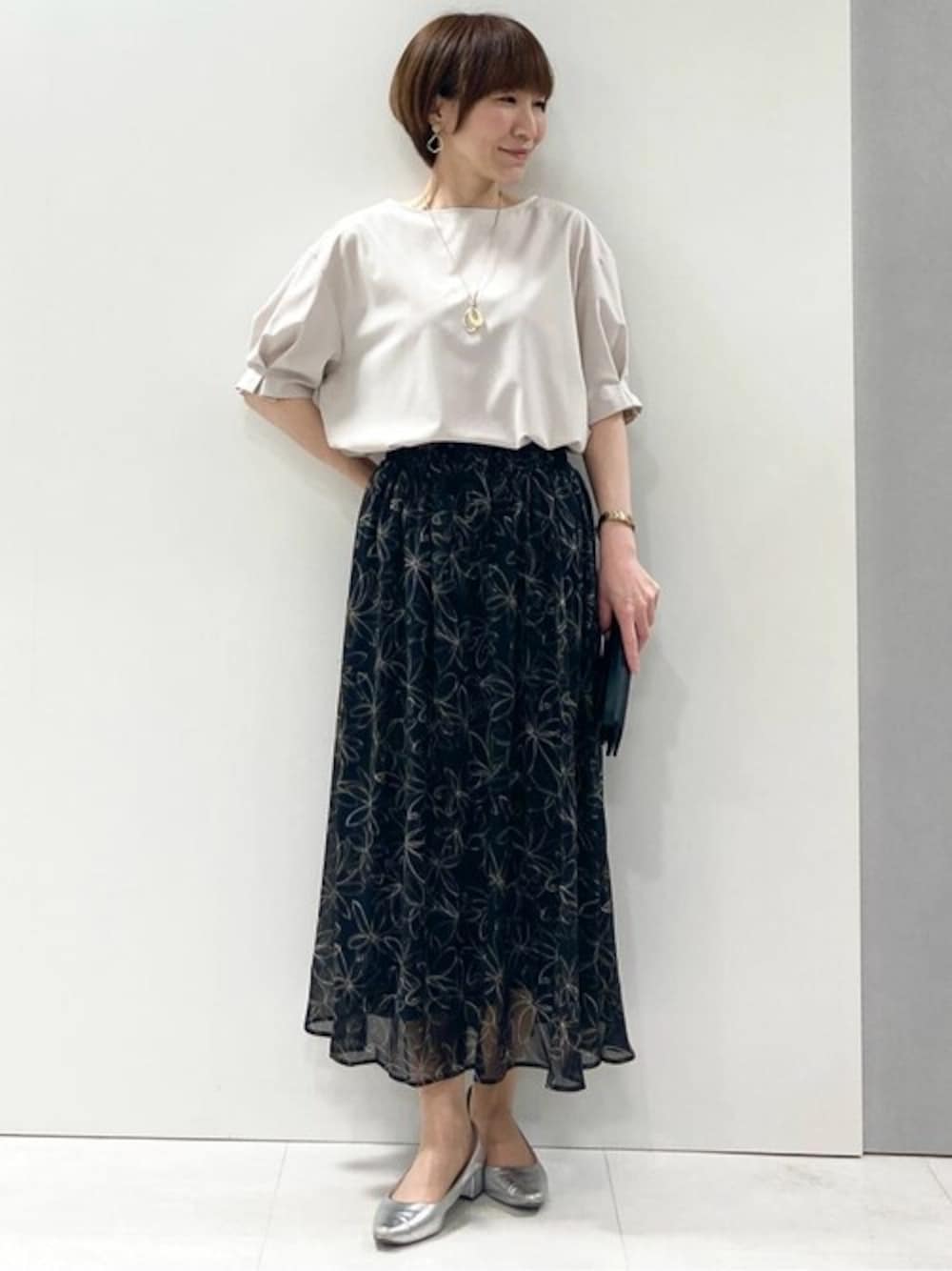 「大人カジュアル、夏服、半袖、MK MICHEL KLEIN、MKミッシェルクラン」｜「MK MICHEL KLEINのタックスリーブストレッチブラウス/洗える（シャツ/ブラウス、ベージュ系）」を使った、MKミッシェルクランさん（レディース・157cm）の春コーディネートの1枚目の写真