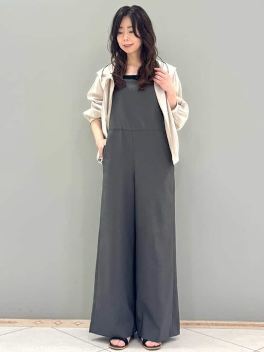 「サロペット、オールインワン、オーバーオール、大人カジュアル、春服、夏服、MK MICHEL KLEIN、MKミッシェルクラン」｜「MK MICHEL KLEINのフーデットライトブルゾン/洗える（ブルゾン、ベージュ系）」を使った、MKミッシェルクランさん（レディース・157cm）の春コーディネートの1枚目の写真