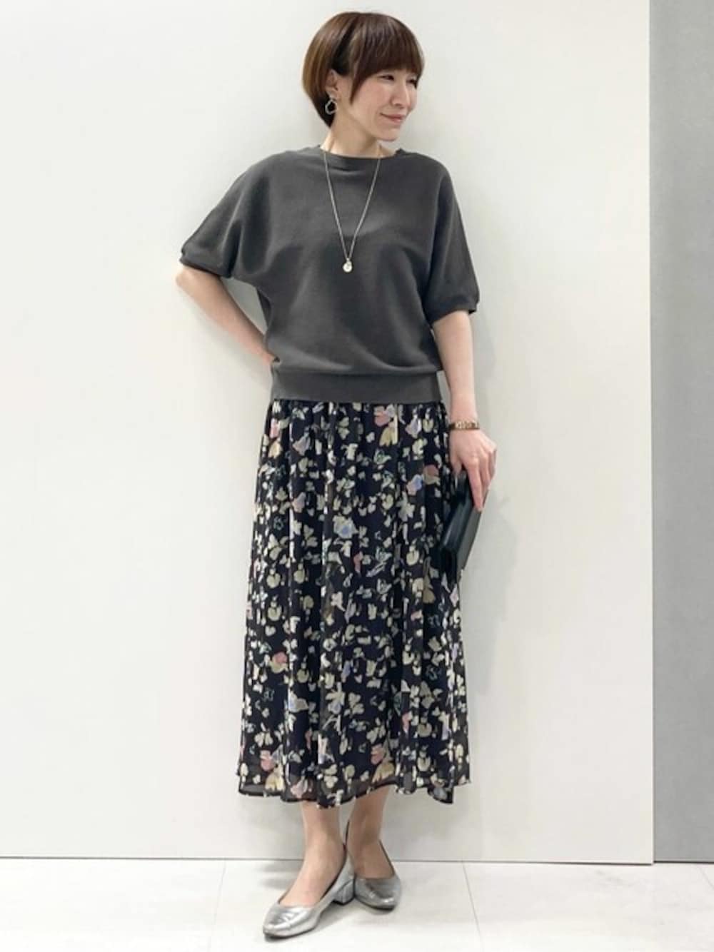 「ドルマンスリーブ、サマーニット、夏服、半袖、MK MICHEL KLEIN、MKミッシェルクラン」｜「MK MICHEL KLEINのガーター編み五分袖ニット/洗える（ニット/セーター、グレー系）」を使った、MKミッシェルクランさん（レディース・157cm）の春コーディネートの1枚目の写真