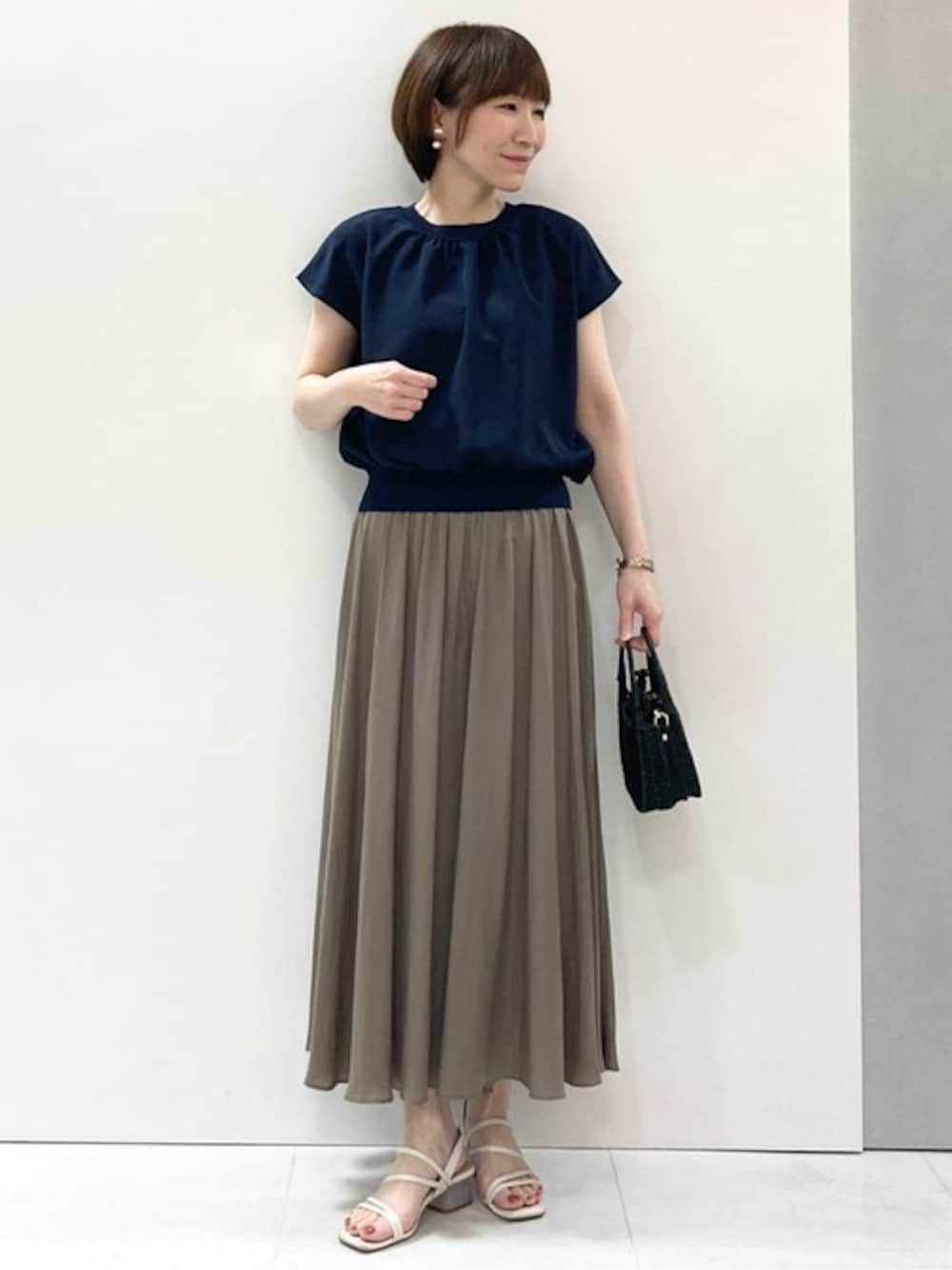 「サマーニット、夏服、半袖、ＵＶカット、接触冷感、MK MICHEL KLEIN、MKミッシェルクラン」｜「MK MICHEL KLEINのストレッチデシンフレンチスリーブブラウス/接触冷感/UVカット/洗える（シャツ/ブラウス、ブルー系）」を使った、MKミッシェルクランさん（レディース・157cm）の春コーディネートの1枚目の写真