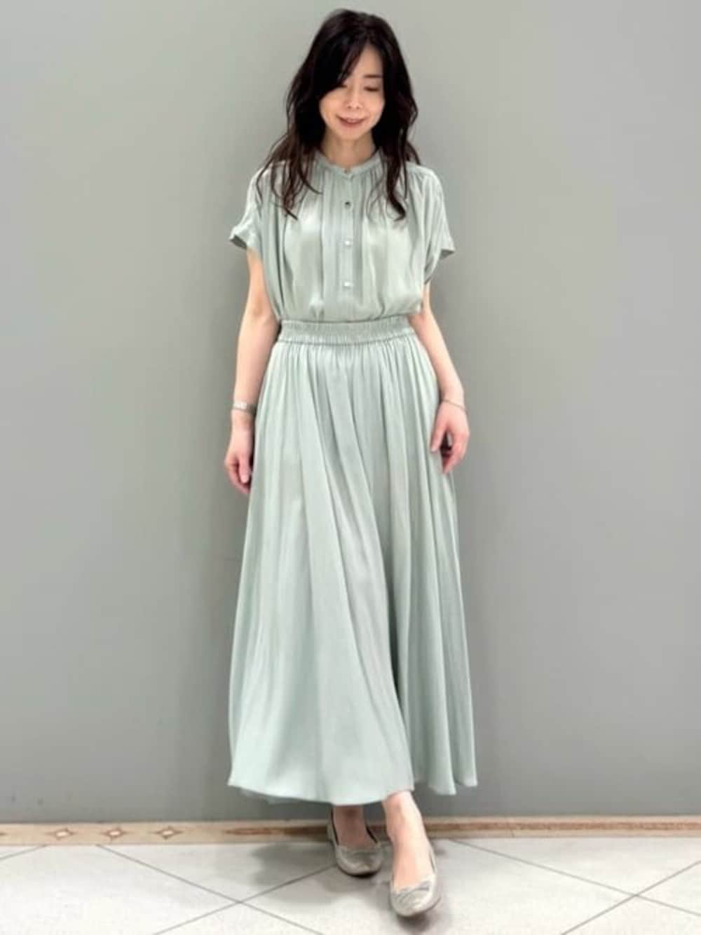 「セットアップ、大人カジュアル、接触冷感、MK MICHEL KLEIN、MKミッシェルクラン」｜「MK MICHEL KLEINのバンドカラーサテンブラウス/接触冷感/洗える（シャツ/ブラウス、グリーン系）」を使った、MKミッシェルクランさん（レディース・157cm）の春コーディネートの1枚目の写真