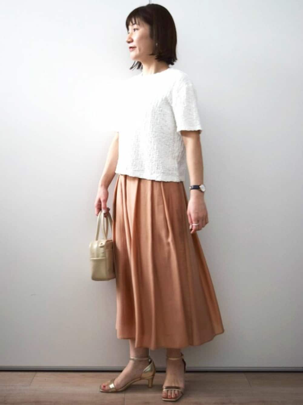 「Tシャツ、大人カジュアル、夏服、半袖、MK MICHEL KLEIN、MKミッシェルクラン」｜「MK MICHEL KLEINのフクレシャーリングカットソー/UVカット/洗える（Tシャツ/カットソー、ホワイト系）」を使った、MKミッシェルクランさん（レディース・163cm）の春コーディネートの1枚目の写真