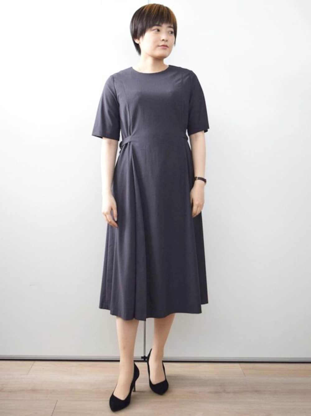 「ワンピース、通勤コーデ、オフィスカジュアル、お仕事コーデ、MK MICHEL KLEIN、MKミッシェルクラン」｜「MK MICHEL KLEINのサイドベルトデザイン ウエストタックストレッチワンピース/洗える（ワンピース、グレー系）」を使った、MKミッシェルクランさん（レディース・158cm）の春コーディネートの1枚目の写真