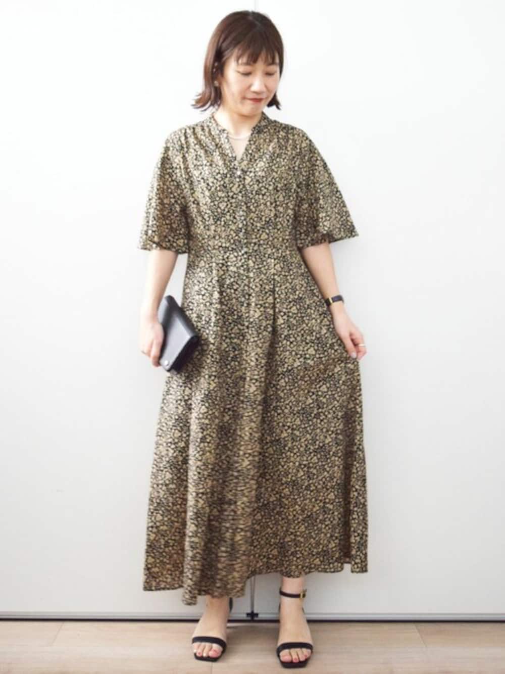「ワンピース、大人カジュアル、夏服、半袖、MK MICHEL KLEIN、MKミッシェルクラン」｜「MK MICHEL KLEINのキーネックコットンワンピース/洗える（ワンピース、ブラウン系）」を使った、MKミッシェルクランさん（レディース・163cm）の春コーディネートの1枚目の写真