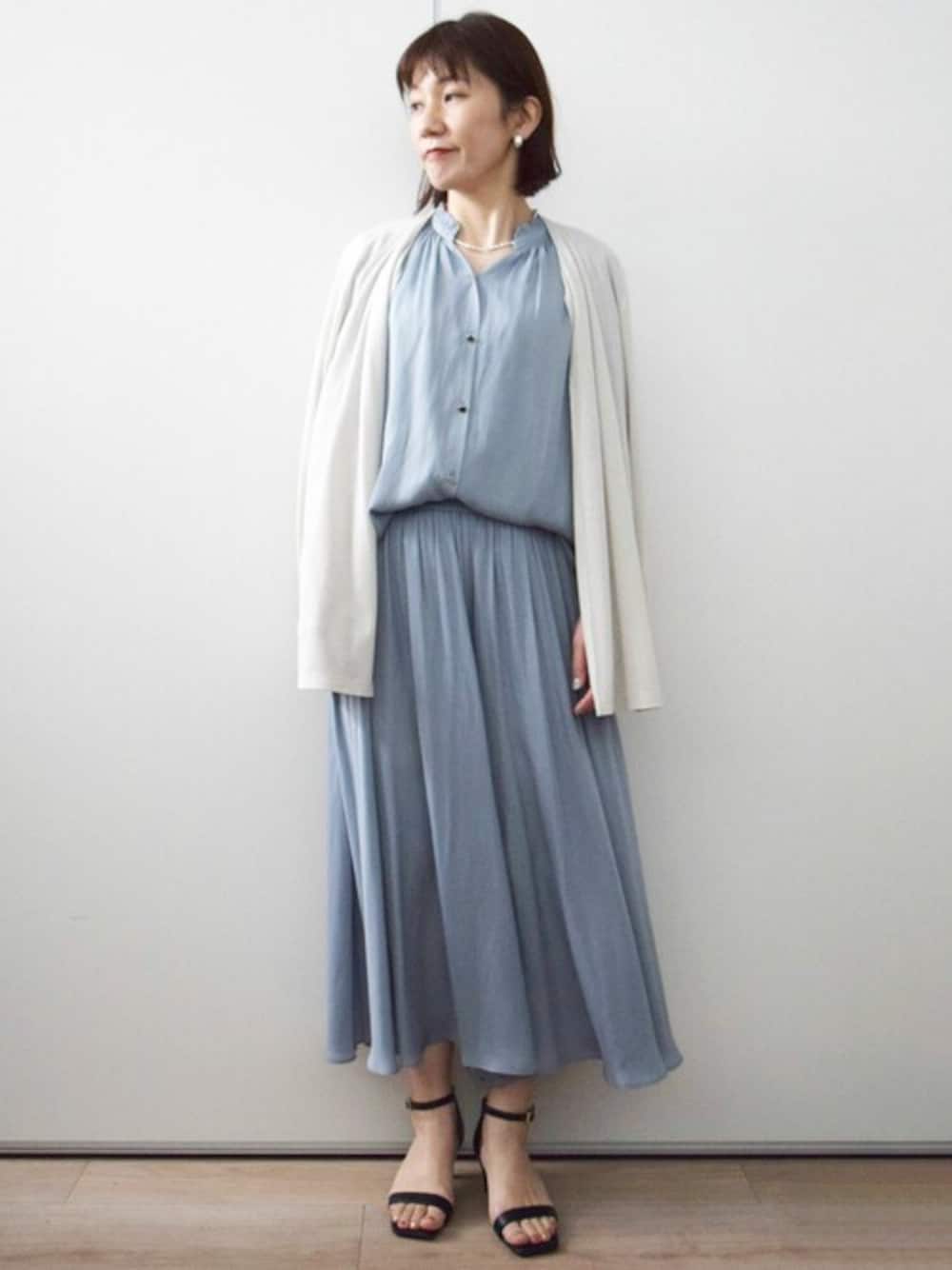 「カーディガン、セットアップ、大人カジュアル、夏服、接触冷感、MK MICHEL KLEIN、MKミッシェルクラン」｜「MK MICHEL KLEINの着流しカーディガン/接触冷感/洗える（カーディガン/ボレロ、グレー系）」を使った、MKミッシェルクランさん（レディース・163cm）の春コーディネートの1枚目の写真