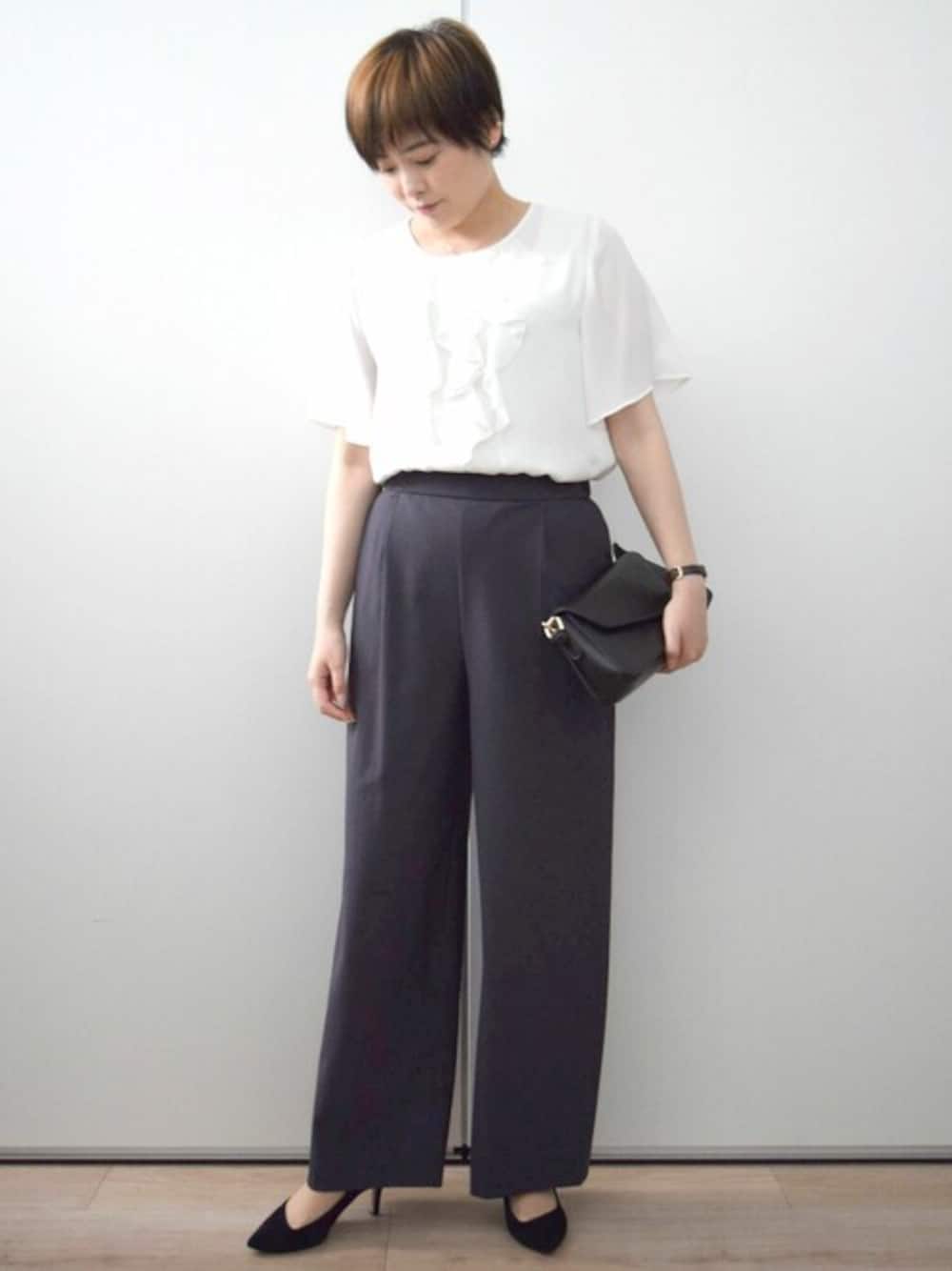 「フリル、ビジネススタイル、通勤コーデ、オフィスカジュアル、夏服、お仕事コーデ、半袖、MK MICHEL KLEIN、MKミッシェルクラン」｜「MK MICHEL KLEINのフリルディティールジョーゼットブラウス/洗える（シャツ/ブラウス、ホワイト系）」を使った、MKミッシェルクランさん（レディース・158cm）の春コーディネートの1枚目の写真