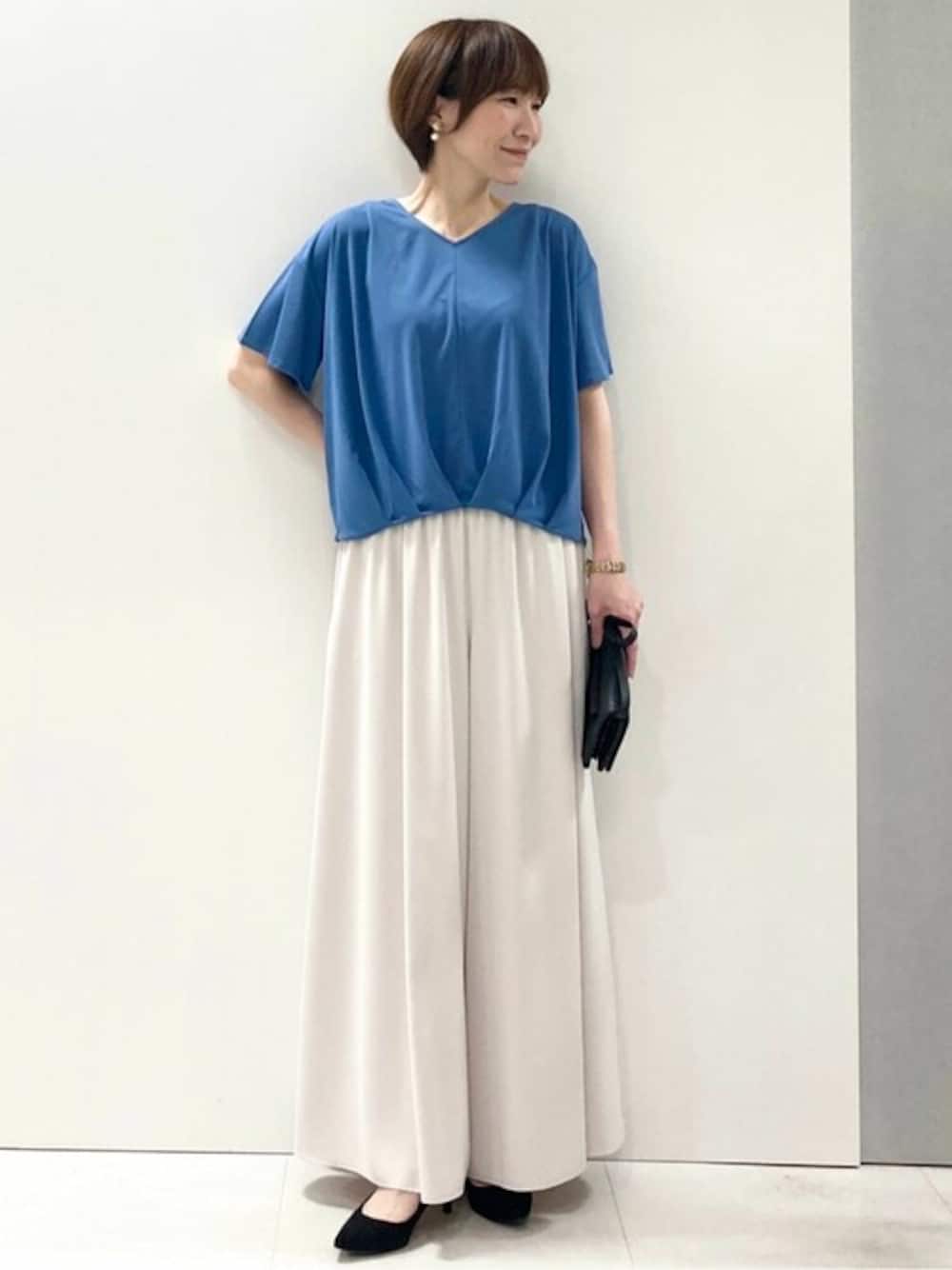 「Tシャツ、通勤コーデ、オフィスカジュアル、夏服、お仕事コーデ、半袖、ＵＶカット、接触冷感、MK MICHEL KLEIN、MKミッシェルクラン」｜「MK MICHEL KLEINのタックヘムデザインVネックカットソー/接触冷感/UVカット/洗える（Tシャツ/カットソー、ブルー系）」を使った、MKミッシェルクランさん（レディース・157cm）の春コーディネートの1枚目の写真