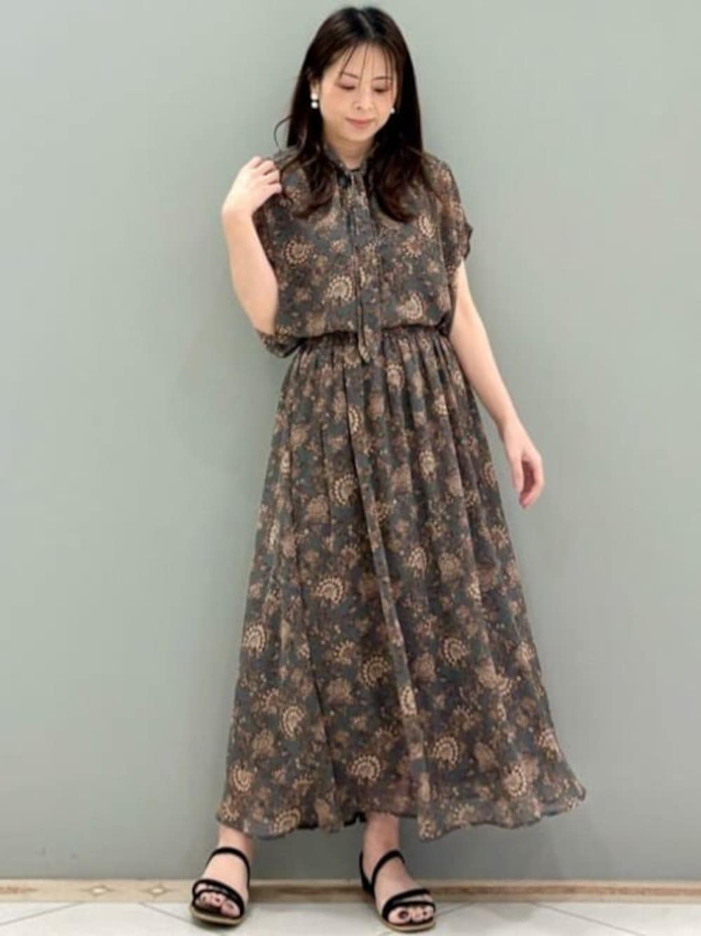 「セットアップ、大人カジュアル、夏服、半袖、ボウタイブラウス、MK MICHEL KLEIN、MKミッシェルクラン」｜「MK MICHEL KLEINの更紗プリント花柄シフォンブラウス/前後2way/洗える（シャツ/ブラウス、グリーン系）」を使った、MKミッシェルクランさん（レディース・153cm）の春コーディネートの1枚目の写真