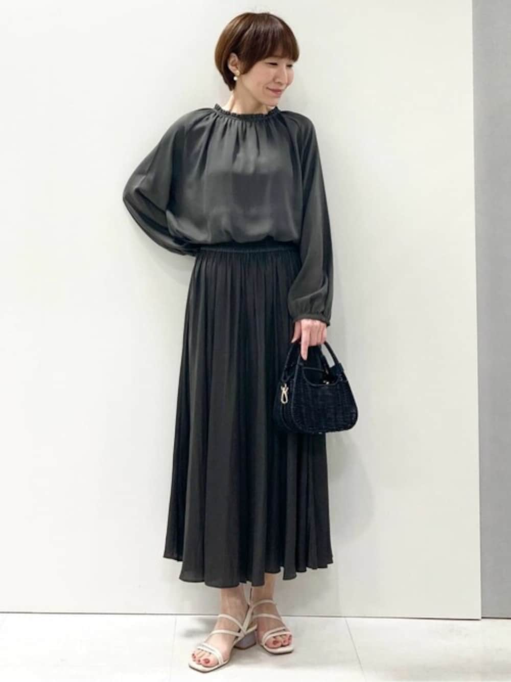 「セットアップ、接触冷感、MK MICHEL KLEIN、MKミッシェルクラン」｜「MK MICHEL KLEINのフリルネックデザインサテンブラウス/前後2way/接触冷感/洗える（シャツ/ブラウス、グレー系）」を使った、MKミッシェルクランさん（レディース・157cm）の夏コーディネートの1枚目の写真