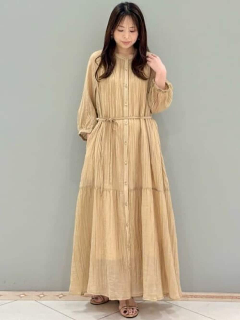 「ワンピース、夏服、ティアードワンピース、MK MICHEL KLEIN、MKミッシェルクラン」｜「MK MICHEL KLEINのソフト楊柳ティアードワンピース/洗える（ワンピース、ブラウン系）」を使った、MKミッシェルクランさん（レディース・153cm）の夏コーディネートの1枚目の写真