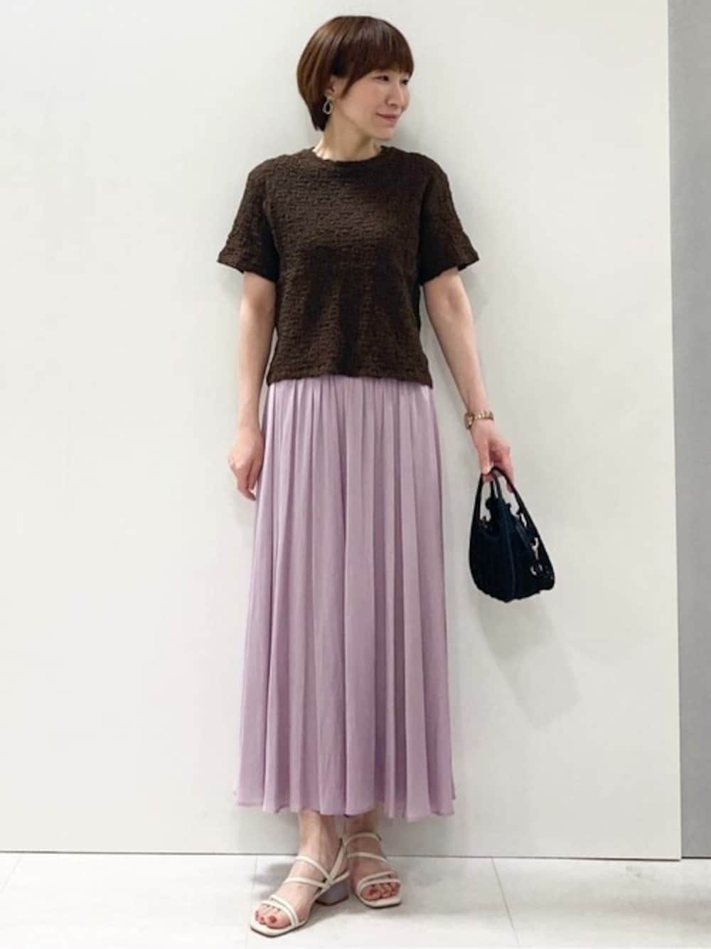 「Tシャツ、接触冷感、MK MICHEL KLEIN、MKミッシェルクラン」｜「MK MICHEL KLEINのフクレシャーリングカットソー/UVカット/洗える（Tシャツ/カットソー、ブラウン系）」を使った、MKミッシェルクランさん（レディース・157cm）の夏コーディネートの1枚目の写真