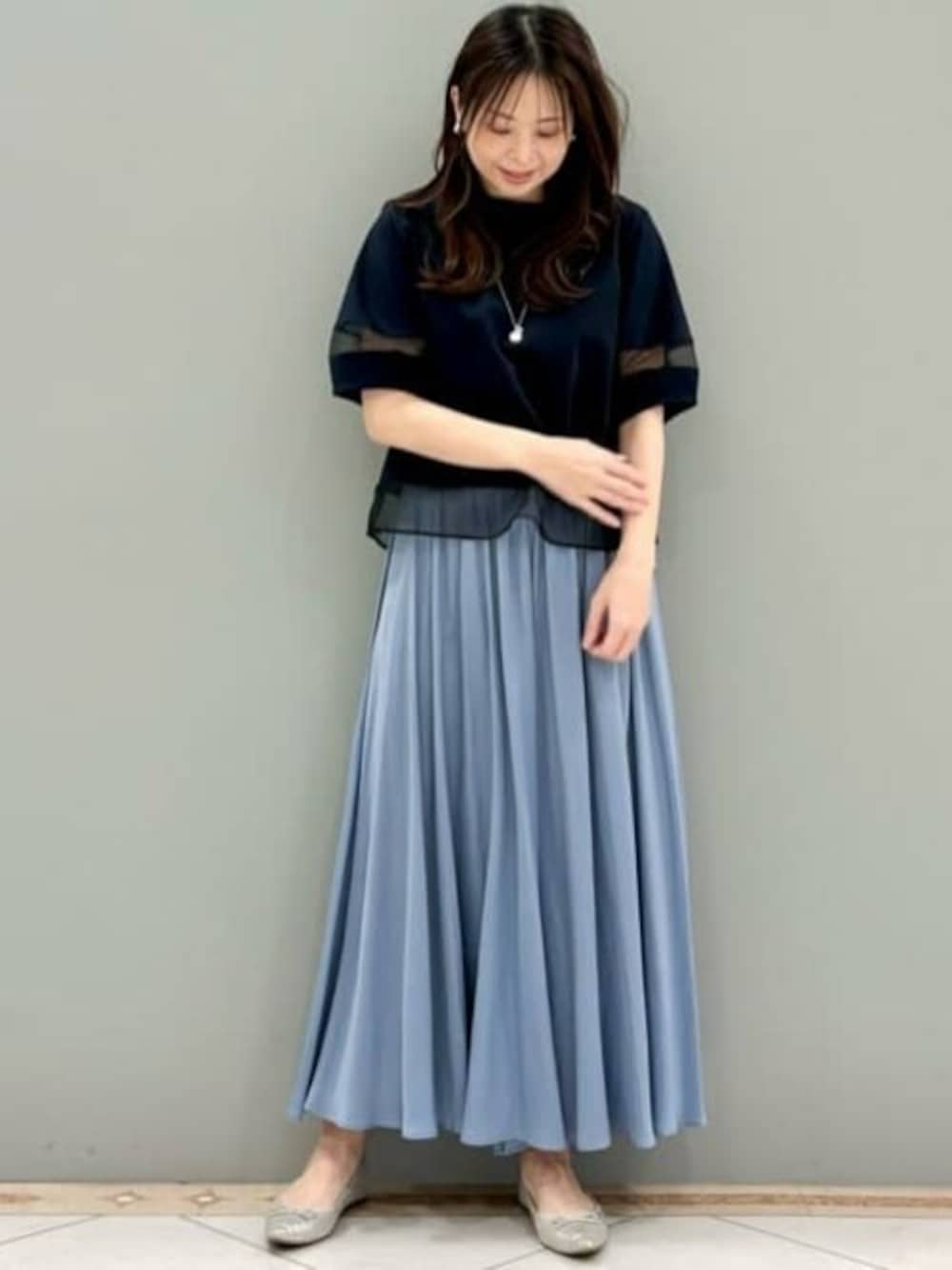 「Tシャツ、夏服、半袖、接触冷感、MK MICHEL KLEIN、袖ボリューム、ボリューム袖、シアートップス、MKミッシェルクラン」｜「MK MICHEL KLEINのシアー切替えランタンスリーブカットソー/接触冷感/洗える（Tシャツ/カットソー、ブルー系）」を使った、MKミッシェルクランさん（レディース・153cm）の夏コーディネートの1枚目の写真
