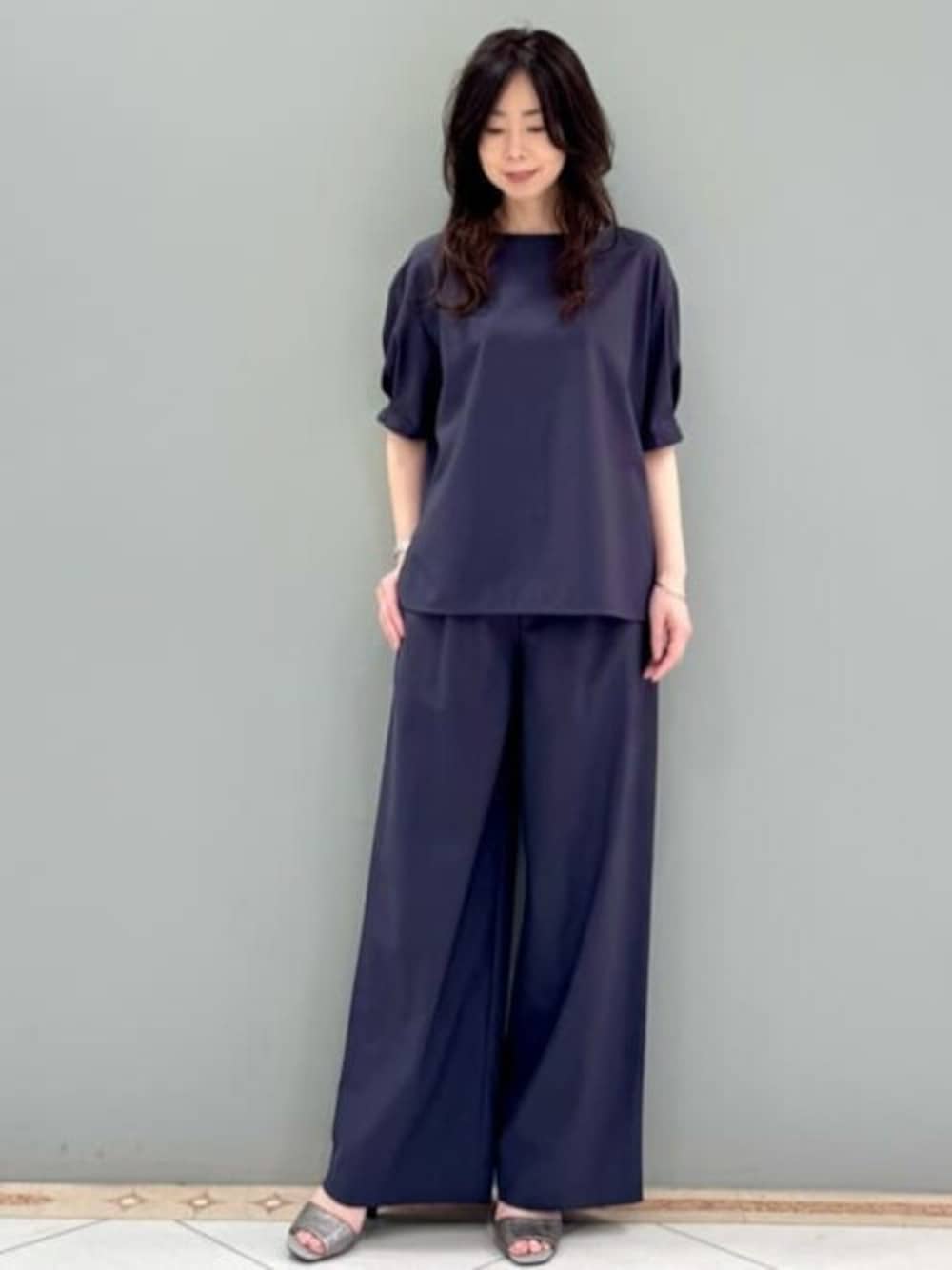 「セットアップ、夏服、半袖、MK MICHEL KLEIN、MKミッシェルクラン」｜「MK MICHEL KLEINのタックスリーブストレッチブラウス/洗える（シャツ/ブラウス、グレー系）」を使った、MKミッシェルクランさん（レディース・157cm）の夏コーディネートの1枚目の写真