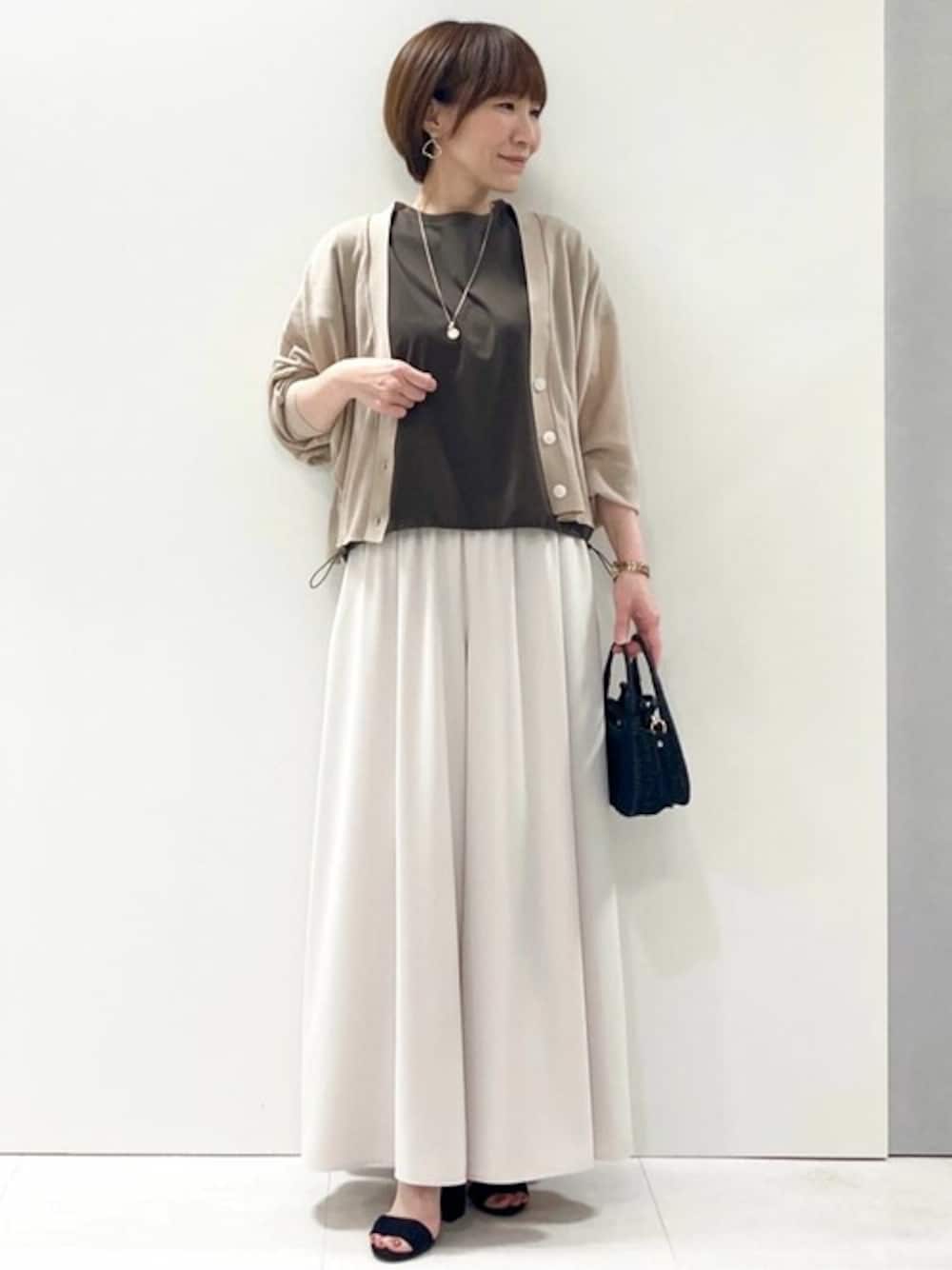 「大人カジュアル、夏服、MK MICHEL KLEIN、シアートップス、MKミッシェルクラン」｜「MK MICHEL KLEINのドルマンスリーブシアーカーディガン/洗える（カーディガン/ボレロ、ベージュ系）」を使った、MKミッシェルクランさん（レディース・157cm）の夏コーディネートの1枚目の写真