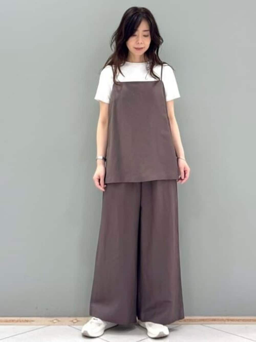 「セットアップ、ビスチェ、夏服、半袖、MK MICHEL KLEIN、MKミッシェルクラン」｜「MK MICHEL KLEINの刺繍ロゴTシャツ/接触冷感/UVカット/洗える（Tシャツ/カットソー、ホワイト系）」を使った、MKミッシェルクランさん（レディース・157cm）の夏コーディネートの1枚目の写真
