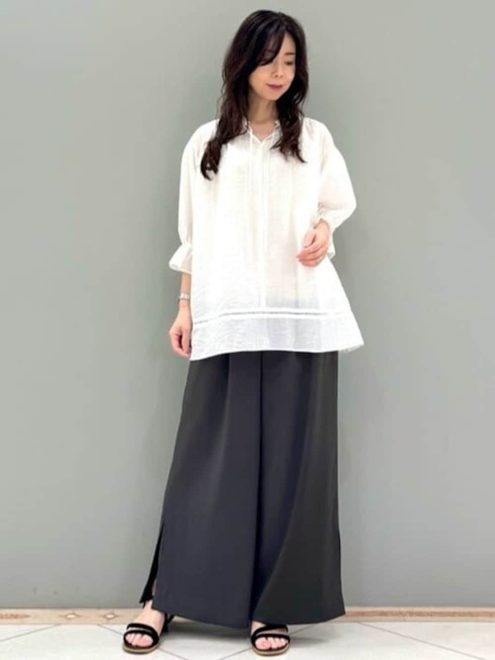 「チュニック、夏服、MK MICHEL KLEIN、シアートップス、MKミッシェルクラン」｜「MK MICHEL KLEINのシアーチュニックブラウス/洗える（シャツ/ブラウス、ホワイト系）」を使った、MKミッシェルクランさん（レディース・157cm）の夏コーディネートの1枚目の写真