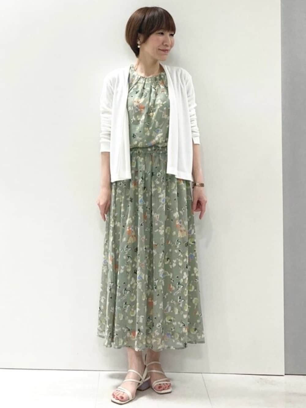 「カーディガン、セットアップ、花柄、シフォン、夏服、ＵＶカット、接触冷感、MK MICHEL KLEIN、MKミッシェルクラン」｜「MK MICHEL KLEINのショート丈カーディガン/接触冷感/UVカット/洗える（カーディガン/ボレロ、ホワイト系）」を使った、MKミッシェルクランさん（レディース・157cm）の夏コーディネートの1枚目の写真