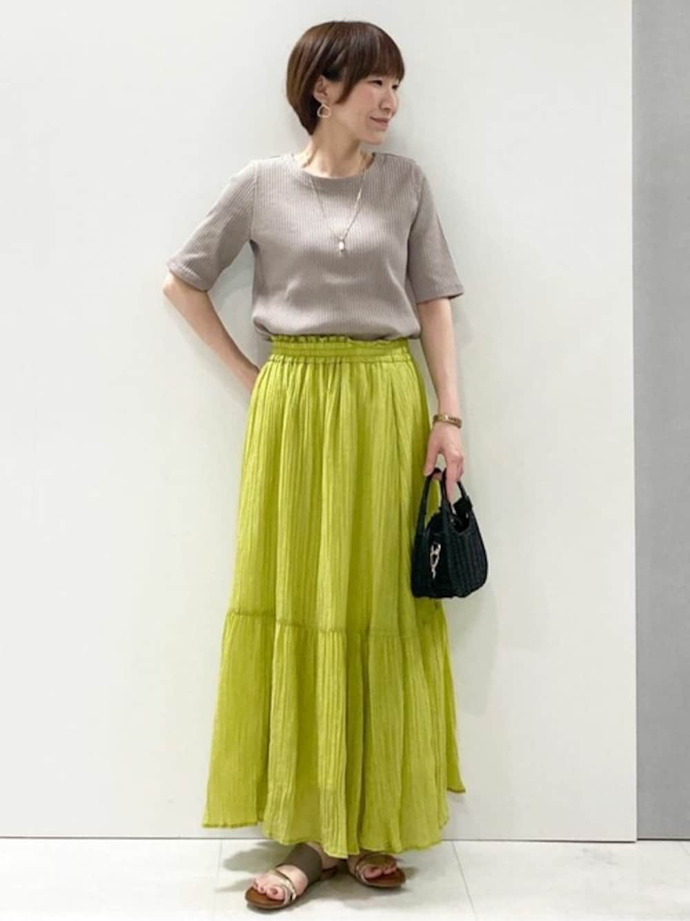 「カットソー、ティアードスカート、夏服、半袖、MK MICHEL KLEIN、MKミッシェルクラン」｜「MK MICHEL KLEINのワイドテレコリブカットソー/洗える（Tシャツ/カットソー、グレー系）」を使った、MKミッシェルクランさん（レディース・157cm）の夏コーディネートの1枚目の写真