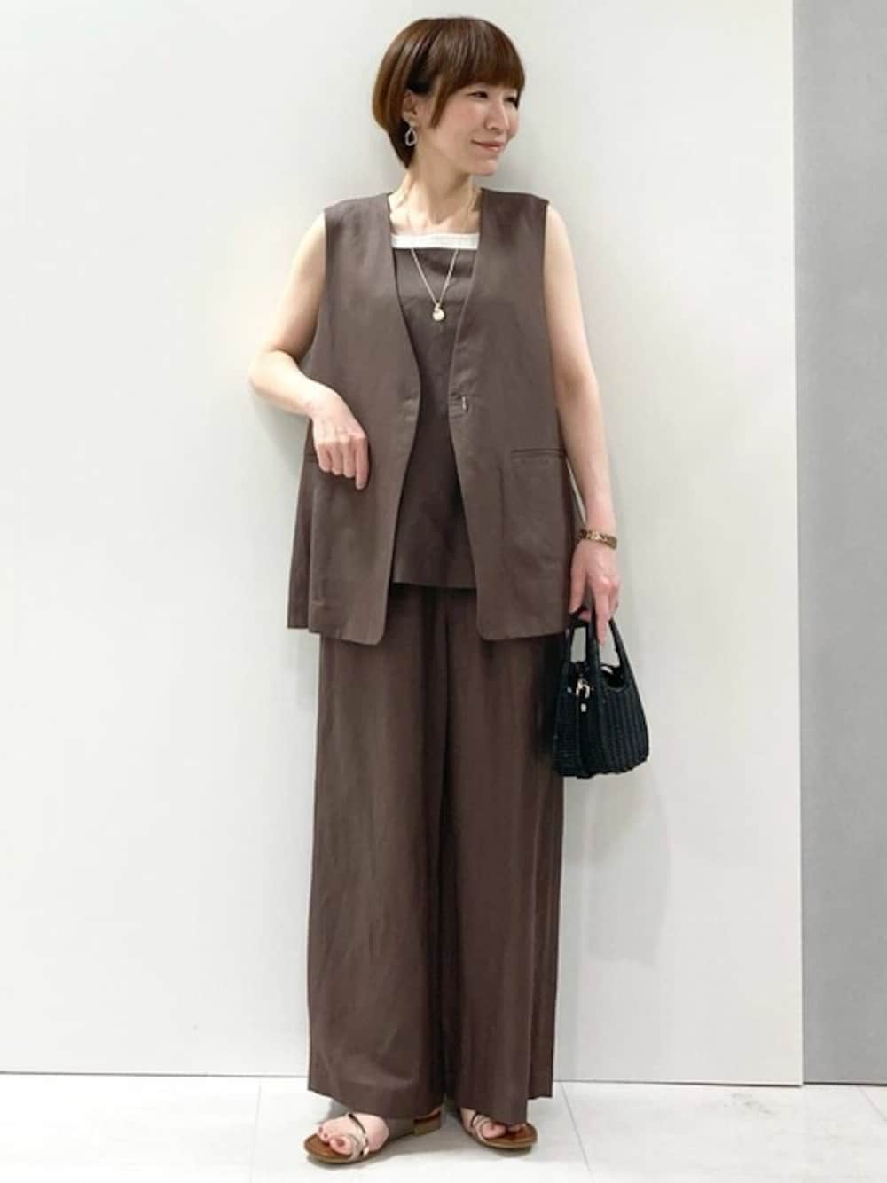 「セットアップ、ベスト、ビスチェ、リネン、ジレ、夏服、MK MICHEL KLEIN、MKミッシェルクラン」｜「MK MICHEL KLEINのリネン混Vネックジレ/洗える（ベスト、ブラウン系）」を使った、MKミッシェルクランさん（レディース・157cm）の夏コーディネートの1枚目の写真