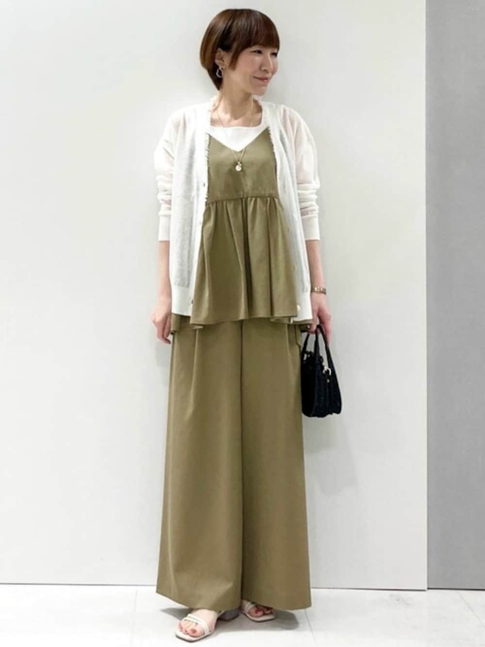 「セットアップ、ビスチェ、リネン、夏服、MK MICHEL KLEIN、シアートップス、MKミッシェルクラン」｜「MK MICHEL KLEINのドライリネンライクキャミソールビスチェ/洗える（キャミソール、グリーン系）」を使った、MKミッシェルクランさん（レディース・157cm）の夏コーディネートの1枚目の写真