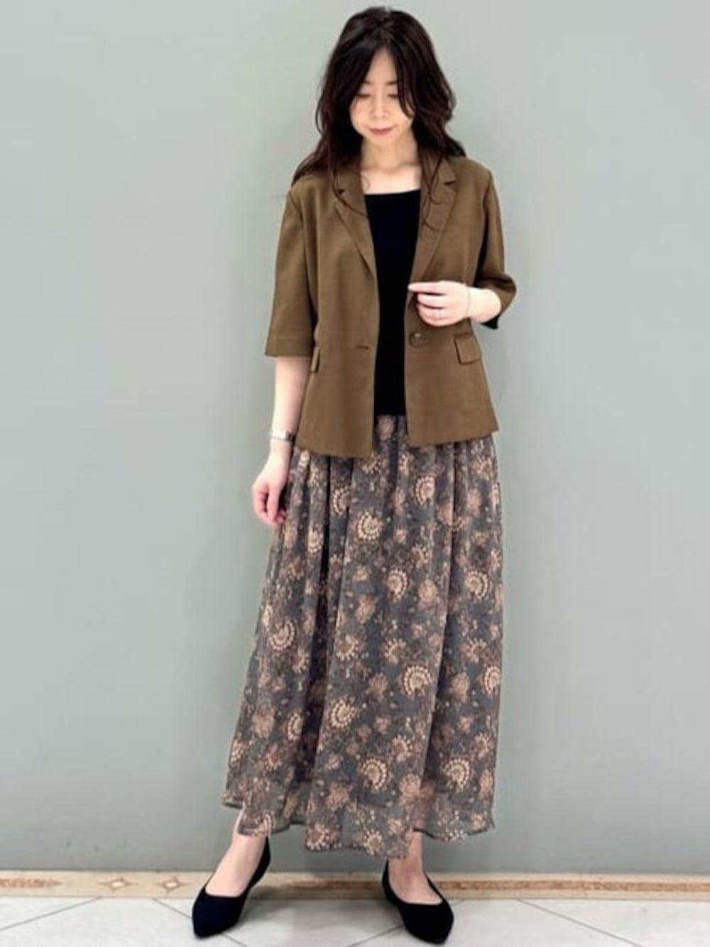 「ジャケット、夏服、半袖、半袖ジャケット、MK MICHEL KLEIN、MKミッシェルクラン」｜「MK MICHEL KLEINのドライタッチハーフスリーブジャケット/洗える（テーラードジャケット、ブラウン系）」を使った、MKミッシェルクランさん（レディース・157cm）の夏コーディネートの1枚目の写真