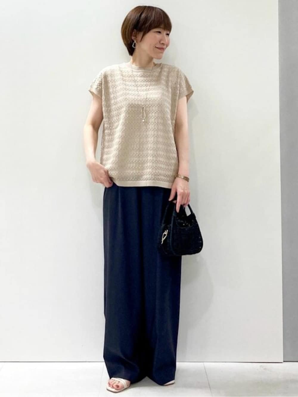 「サマーニット、夏服、半袖、MK MICHEL KLEIN、MKミッシェルクラン」｜「MK MICHEL KLEINのボーダー透かし編みニット×タンクトップ/洗える（ニット/セーター、ベージュ系）」を使った、MKミッシェルクランさん（レディース・157cm）の夏コーディネートの1枚目の写真