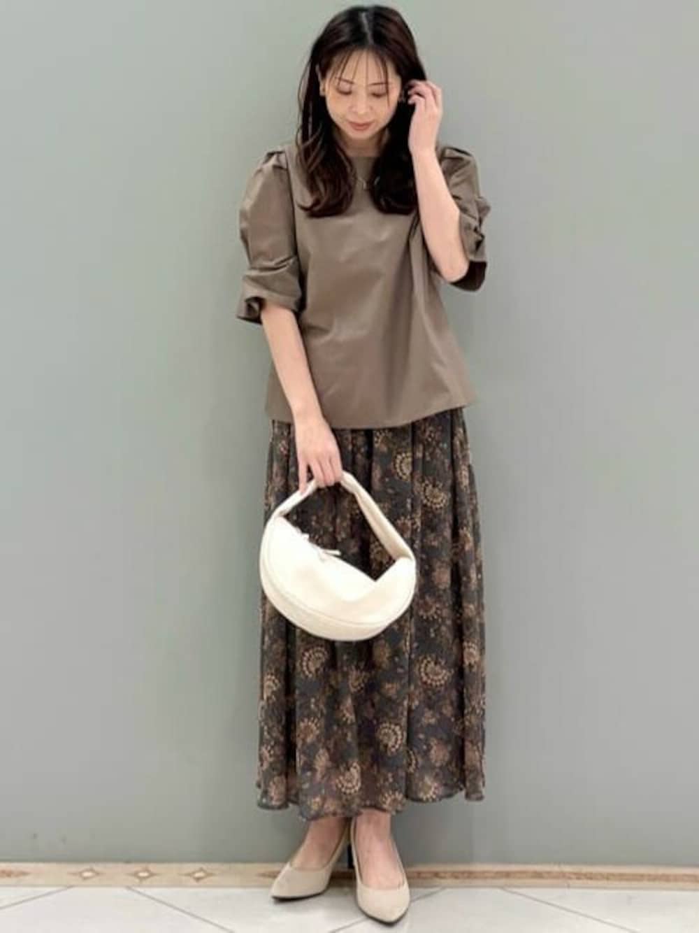 「夏服、半袖、MK MICHEL KLEIN、MKミッシェルクラン」｜「MK MICHEL KLEINのタックスリーブブラウス/洗える（シャツ/ブラウス、ブラウン系）」を使った、MKミッシェルクランさん（レディース・153cm）の夏コーディネートの1枚目の写真