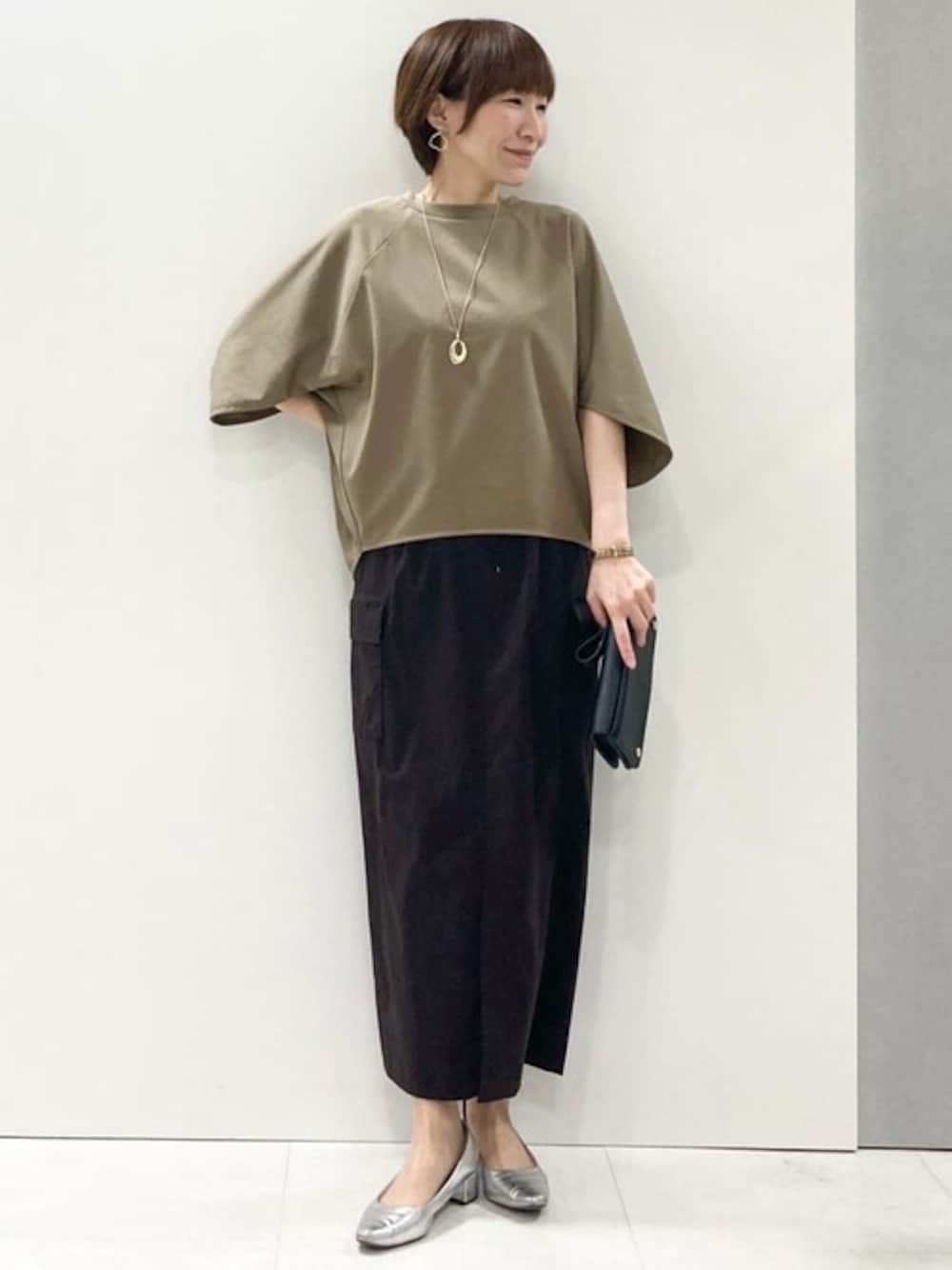 「カットソー、ドルマンスリーブ、カーゴスカート、撥水、半袖、接触冷感、MK MICHEL KLEIN、MKミッシェルクラン」｜「MK MICHEL KLEINのドルマンスリーブカットソー/接触冷感/UVカット/洗える（Tシャツ/カットソー、ブラウン系）」を使った、MKミッシェルクランさん（レディース・157cm）の夏コーディネートの1枚目の写真