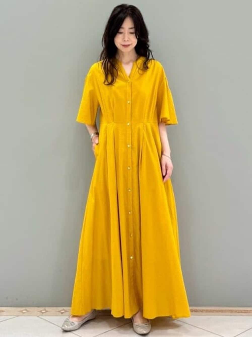 「ワンピース、夏服、半袖、MK MICHEL KLEIN、MKミッシェルクラン」｜「MK MICHEL KLEINのキーネックコットンワンピース/洗える（ワンピース、イエロー系）」を使った、MKミッシェルクランさん（レディース・157cm）の夏コーディネートの1枚目の写真