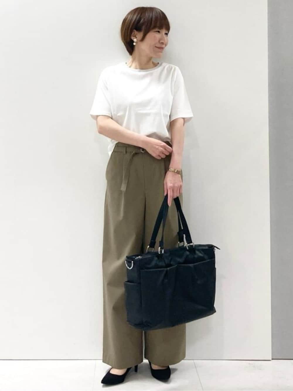 「Tシャツ、ラメ、リネン、半袖、接触冷感、MK MICHEL KLEIN、MKミッシェルクラン」｜「MK MICHEL KLEINのラメ入りネックデザインTシャツ/接触冷感/洗える（Tシャツ/カットソー、ホワイト系）」を使った、MKミッシェルクランさん（レディース・157cm）の夏コーディネートの1枚目の写真