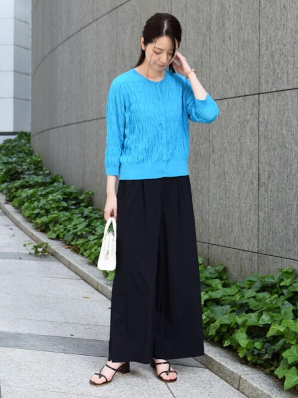 「カーディガン、夏服、MK MICHEL KLEIN、MKミッシェルクラン」｜「MK MICHEL KLEINのシャーリングボーダーニットカーディガン/洗える（カーディガン/ボレロ、ブルー系）」を使った、MKミッシェルクランさん（レディース・160cm）の夏コーディネートの1枚目の写真