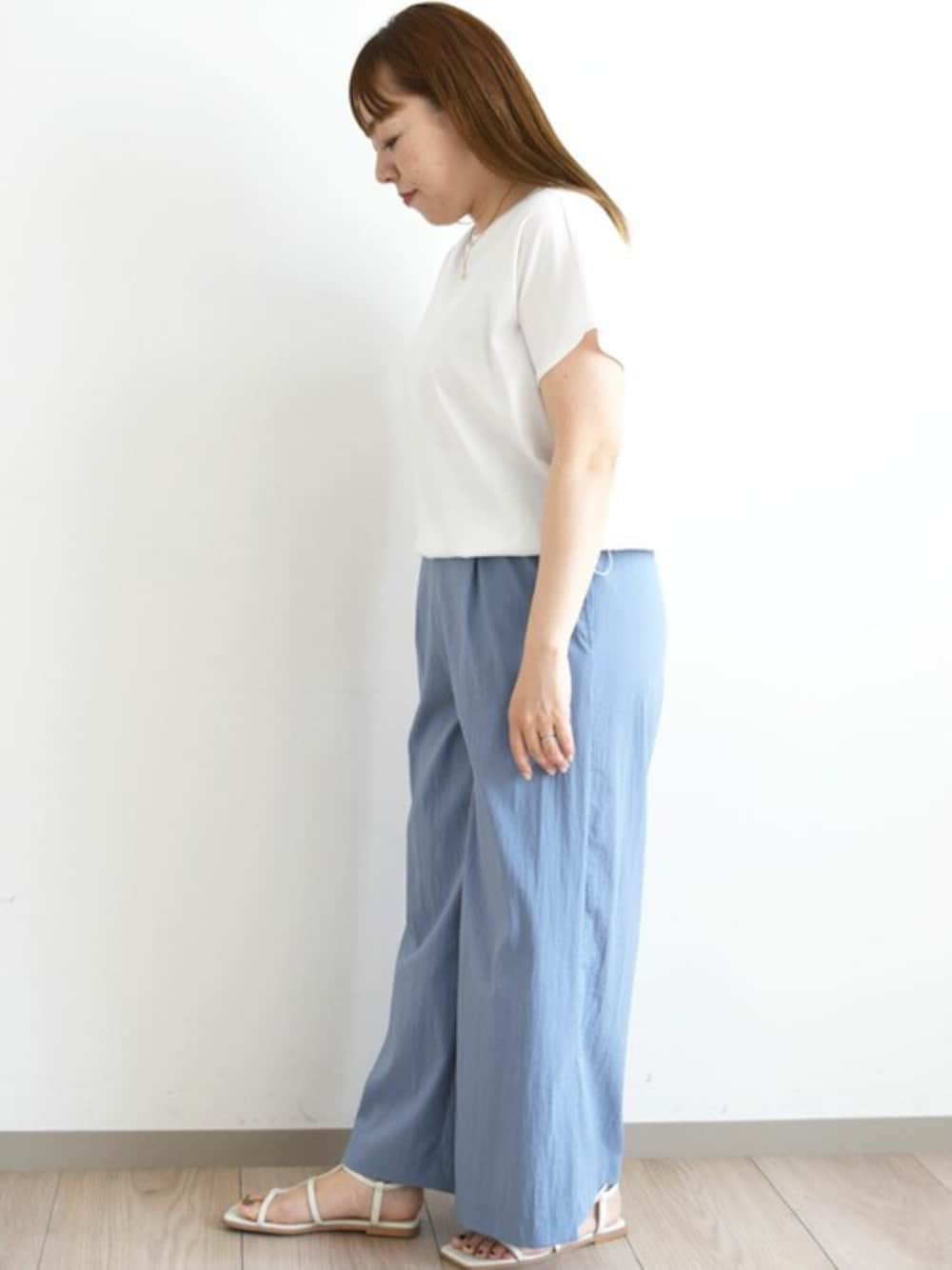 「Tシャツ、半袖、ＵＶカット、接触冷感、MK MICHEL KLEIN、MKミッシェルクラン」｜「MK MICHEL KLEINの裾ドロストデザインカットソー/接触冷感/洗える（Tシャツ/カットソー、ホワイト系）」を使った、MKミッシェルクランさん（レディース・157cm）の夏コーディネートの1枚目の写真