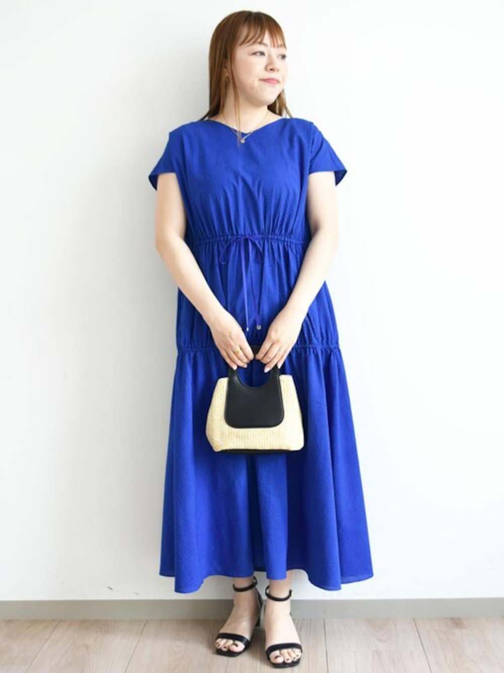 「ワンピース、夏服、半袖、MK MICHEL KLEIN、MKミッシェルクラン」｜「MK MICHEL KLEINのVネックフレンチスリーブワンピース/洗える（ワンピース、ブルー系）」を使った、MKミッシェルクランさん（レディース・157cm）の夏コーディネートの1枚目の写真