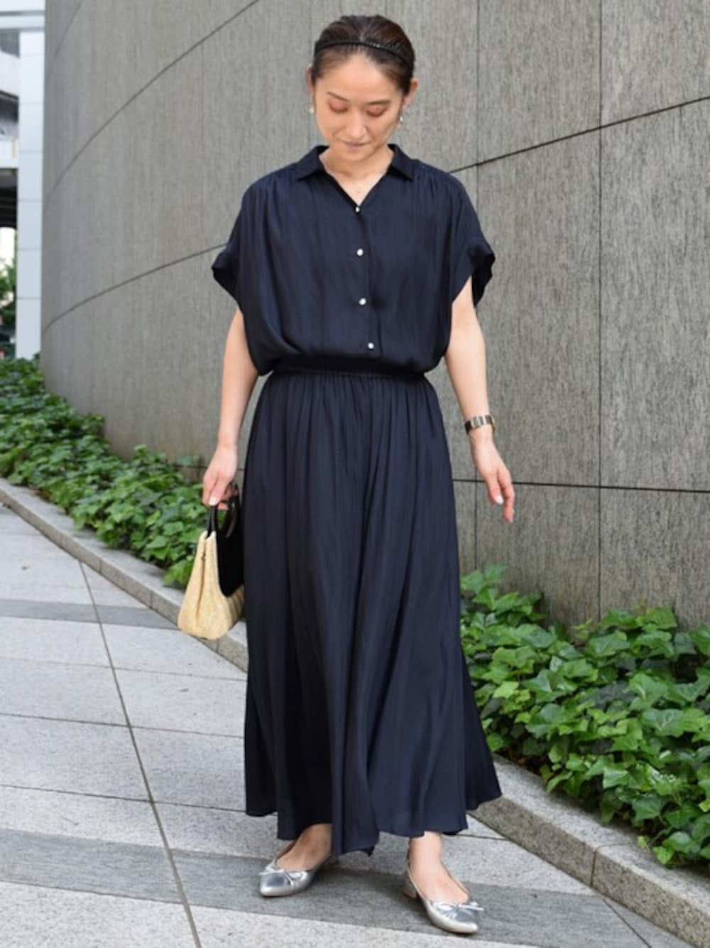 「セットアップ、夏服、半袖、接触冷感、MK MICHEL KLEIN、MKミッシェルクラン」｜「MK MICHEL KLEINのメタル釦デザイン サテン地ブラウス/接触冷感/洗える（シャツ/ブラウス、ブルー系）」を使った、MKミッシェルクランさん（レディース・151cm）の夏コーディネートの1枚目の写真
