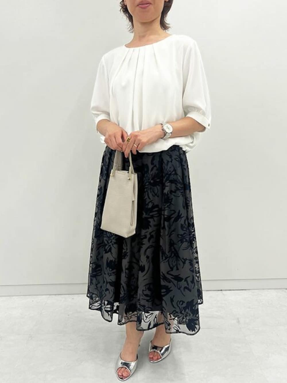 「通勤コーデ、オフィスカジュアル、夏服、お仕事コーデ、ＵＶカット、接触冷感、OFUON、leMK」｜「OFUONのタックデザインジョーゼットブラウス/UVカット/接触冷感/洗える（シャツ/ブラウス、ホワイト系）」を使った、MKミッシェルクランさん（レディース・151cm）の夏コーディネートの1枚目の写真
