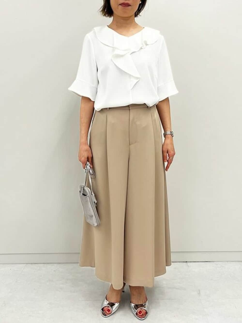 「フリル、通勤コーデ、オフィスカジュアル、夏服、お仕事コーデ、半袖、ＵＶカット、接触冷感、OFUON、leMK」｜「OFUONのラッフルカラーブラウス/UVカット/接触冷感/洗える/WEB限定サイズあり（シャツ/ブラウス、ホワイト系）」を使った、MKミッシェルクランさん（レディース・157cm）の夏コーディネートの1枚目の写真