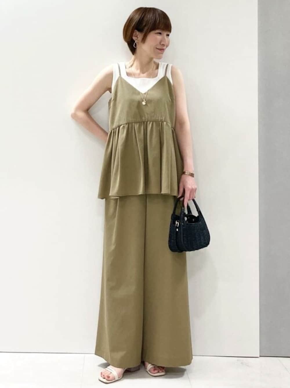 「セットアップ、大人カジュアル、ビスチェ、夏服、MK MICHEL KLEIN、MKミッシェルクラン」｜「MK MICHEL KLEINのドライリネンライクキャミソールビスチェ/洗える（キャミソール、グリーン系）」を使った、MKミッシェルクランさん（レディース・157cm）の夏コーディネートの1枚目の写真