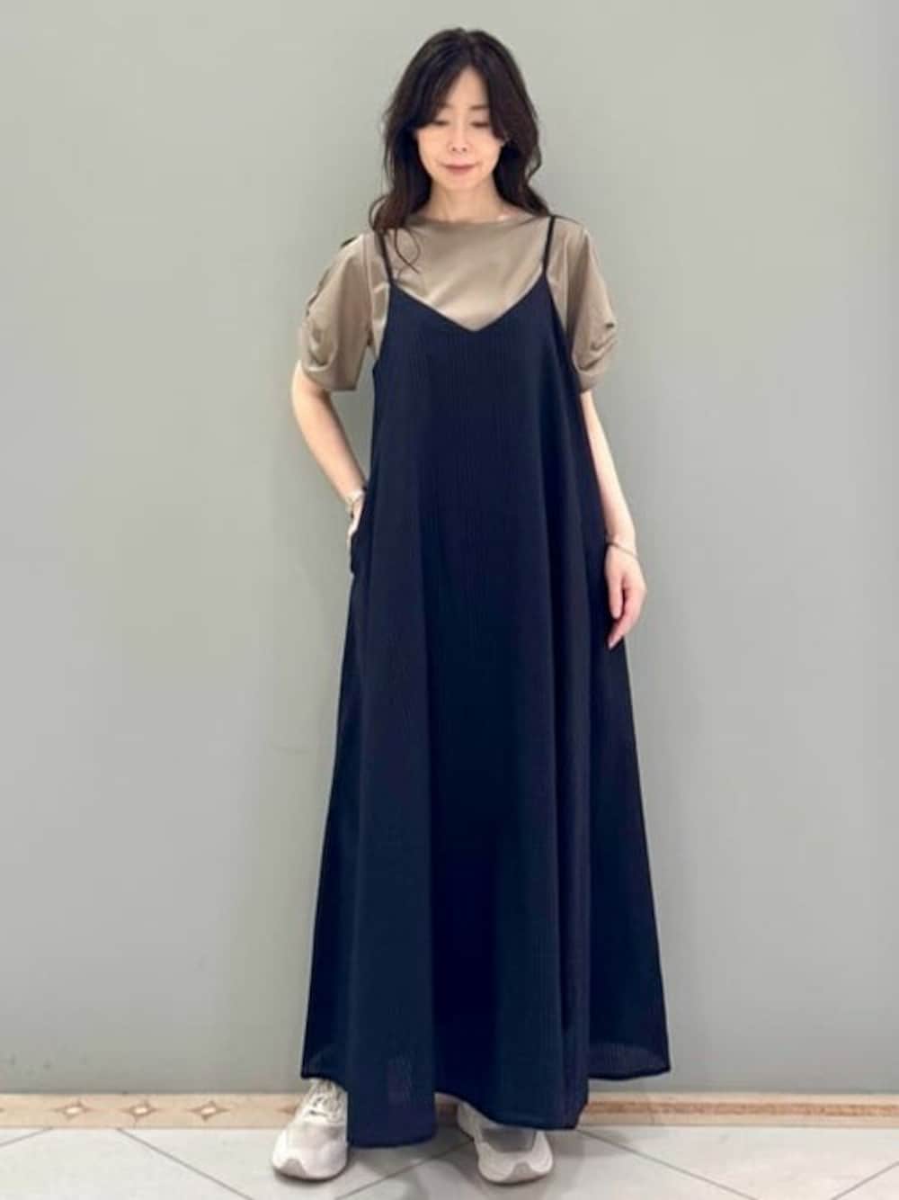 グリーン系のTシャツ/カットソー、ブラック系のワンピースを着用したレディースの夏コーディネートの1枚目の写真