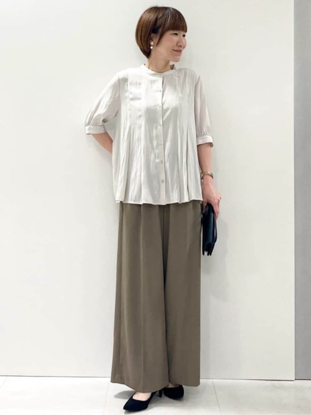 グレー系のシャツ/ブラウス、グリーン系のその他パンツを着用したレディースの夏コーディネートの1枚目の写真