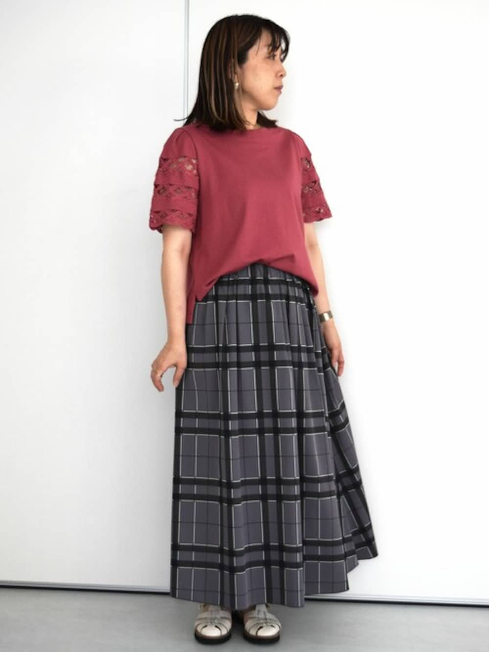 ピンク系のTシャツ/カットソー、グレー系のスカートを着用したレディースの夏コーディネートの1枚目の写真