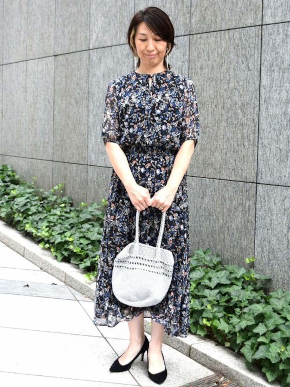 ブラック系のシャツ/ブラウス、ブラック系のスカートを着用したレディースの夏コーディネートの1枚目の写真