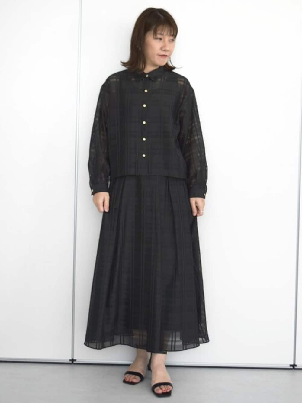 ブラック系のシャツ/ブラウス、ブラック系のスカートを着用したレディースの夏コーディネートの1枚目の写真