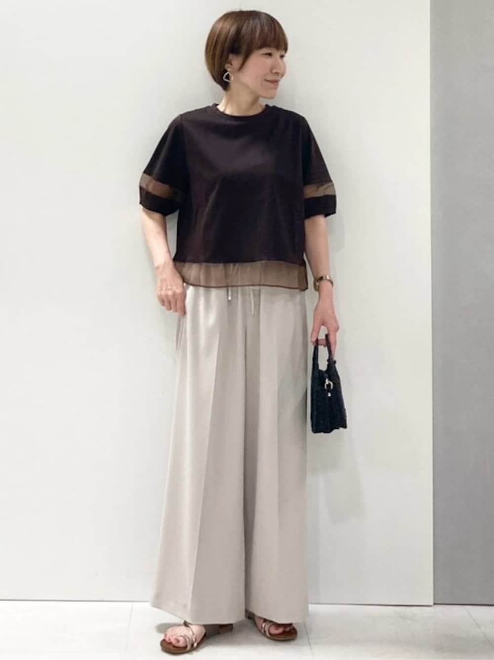 ブラウン系のTシャツ/カットソー、グレー系のその他パンツを着用したレディースの夏コーディネートの1枚目の写真