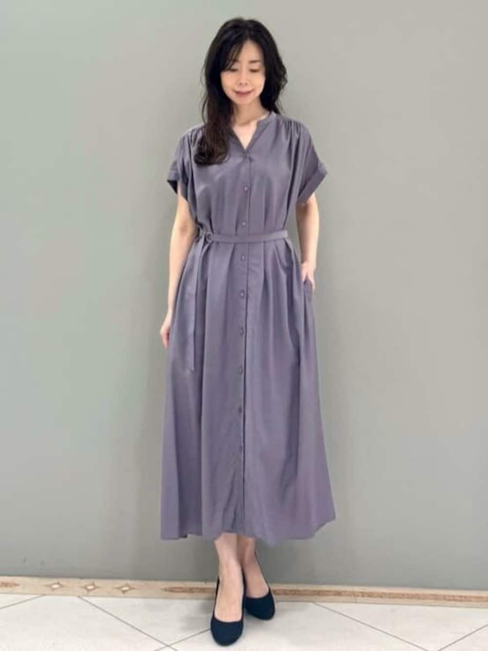 パープル系のワンピースを着用したレディースの夏コーディネートの1枚目の写真