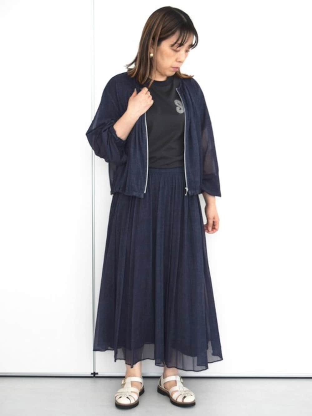 グレー系のTシャツ/カットソー、ブルー系のブルゾン、ブルー系のスカートを着用したレディースの秋コーディネートの1枚目の写真