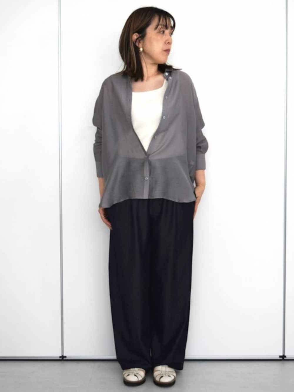 グレー系のシャツ/ブラウス、ブルー系のその他パンツを着用したレディースの秋コーディネートの1枚目の写真