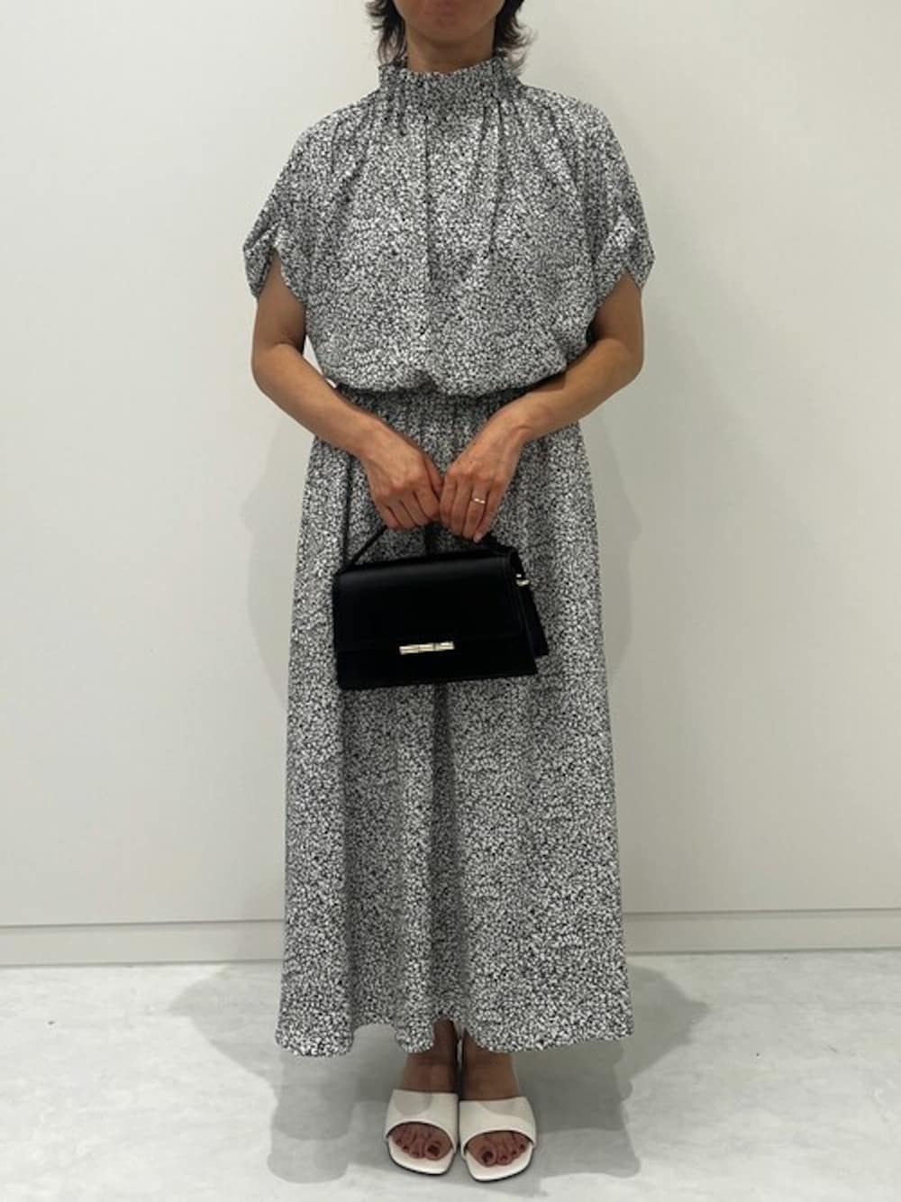 ホワイト系のシャツ/ブラウス、ホワイト系のスカートを着用したレディースの秋コーディネートの1枚目の写真